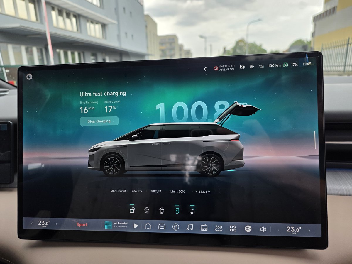 pultzner's tweet photo. Nabíjím Xpeng X9. Maximální výkon nabíjení 540 kW, baterka 110 kWh. Na 80% nabito za 12 minut. Pecka. (v Česku to dá maximálně 400 kW, rychlejší stanice zatím nemáme). https://t.co/kpmDoDpTgy