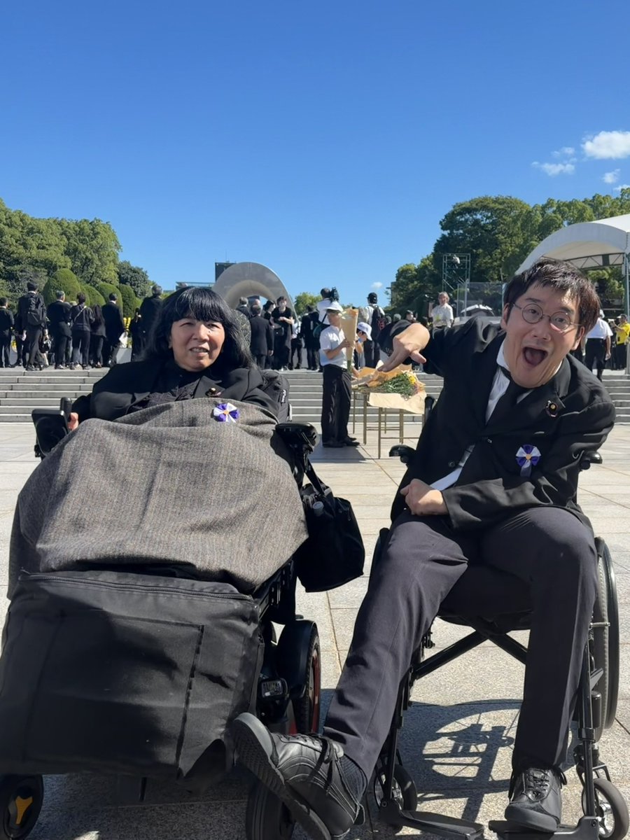 eikokimura's tweet photo. ８月６日、広島市で行われた原爆死没者慰霊式・平和祈念式に参加いたしました。一瞬で多くの尊い命を奪っただけでなく、81年たった今も後遺症に苦しむ人を生み出した原爆の非人道さを改めて思い知るとともに、犠牲になった方々に心から哀悼の意を捧げました。
被爆者の方々が求めているように、唯一の戦争被爆国として、日本政府は核兵器禁止条約に一刻も早く批准すべきだと考えます。

戦争は、こども、しょうがいしゃ、最も弱い立場の人たちの命を真っ先に奪います。そして弱い人だけでなく無差別に一瞬で大勢の命を奪う核兵器の廃絶、戦争のない社会に向けて、私は皆さんとともにたたかっていきたいと思います。

#木村英子