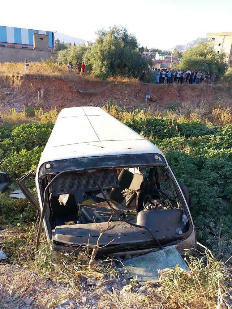 Algeria3New's tweet photo. NEWS 🚨 |

Une nouvelle tragédie sur les routes. 

- À Constantine, le renversement d’un bus a fait 6 morts & 19 blessés, selon un bilan de la Protection civile. 

- Mais que fait l’État ? Qui contrôle les chauffeurs, et pourquoi y a-t-il autant d’accidents ?

Saïd Sayoud a failli à sa mission & il faut le dire HAUT & FORT, que ce soit comme wali d’Oran, ministre de l’Intérieur ou ministre des Transports.