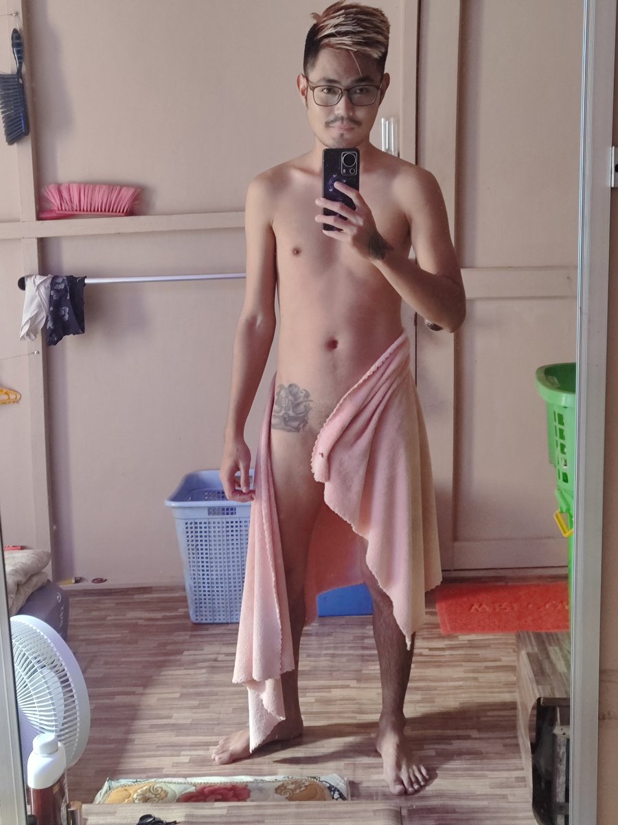 LxPyar's tweet photo. ရေအတူချိုးမလား 🛀🛀 https://t.co/PmBMd9aMoC