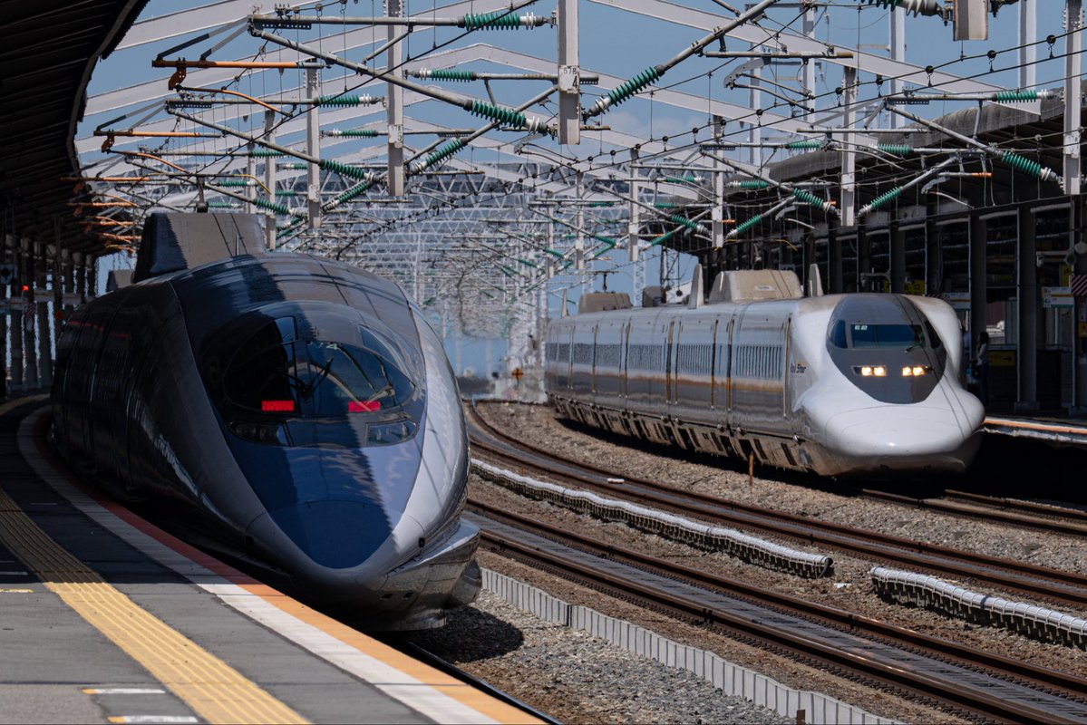 th196055's tweet photo. 西明石駅　2026.08.06

久しぶりに出動。

①500系入線

②500系とレールスター
　　「お互い歳取ったのぉ」と会話してそう

③のぞみ検測上り

④セミ
　　駅の階段でだいぶ弱ってた
　　水分補給したいのか、コンクリートにストロー刺そうとする姿が切ない

#500系
#ドクターイエロー
#レールスター https://t.co/tRbb7OAMuC