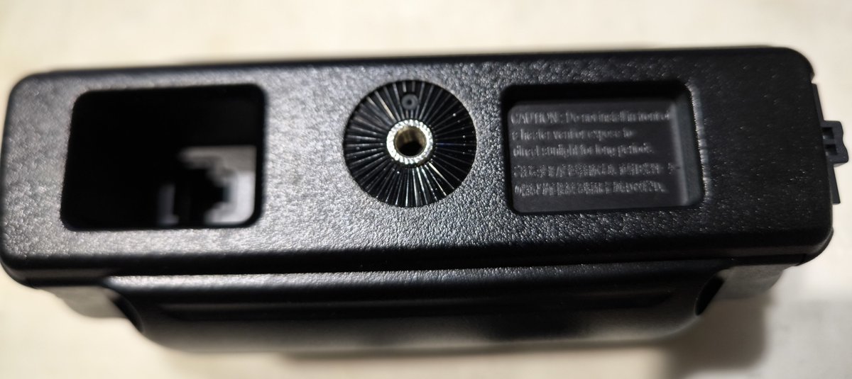 JK1ACY's tweet photo. FTM-510Dのコントローラーを固定しようと底部を見たら三脚用インチネジでは無く、ミリネジ。ちなみにアイコムIC-705は、きちんと三脚用インチネジ。こういうかゆいところに手が届くのがアイコム。八重洲は見習って欲しいです。 https://t.co/DAsp5TeszL
