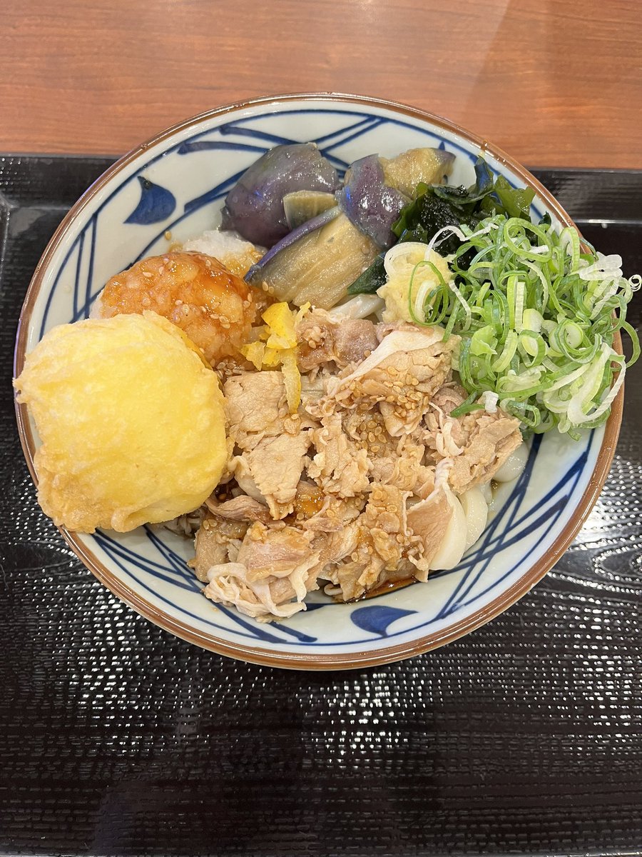 15maimai_'s tweet photo. 丸亀製麺〜🫡
鬼おろし豚しゃぶぶっかけ
🥚とネギとわかめとしょうが追加！
暑かったからさっぱり激うま😋 https://t.co/JcL8pcMOj1