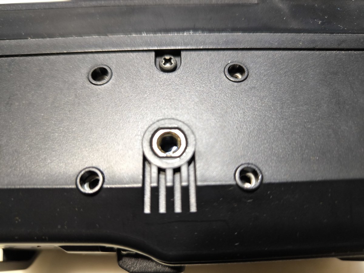 JK1ACY's tweet photo. FTM-510Dのコントローラーを固定しようと底部を見たら三脚用インチネジでは無く、ミリネジ。ちなみにアイコムIC-705は、きちんと三脚用インチネジ。こういうかゆいところに手が届くのがアイコム。八重洲は見習って欲しいです。 https://t.co/DAsp5TeszL