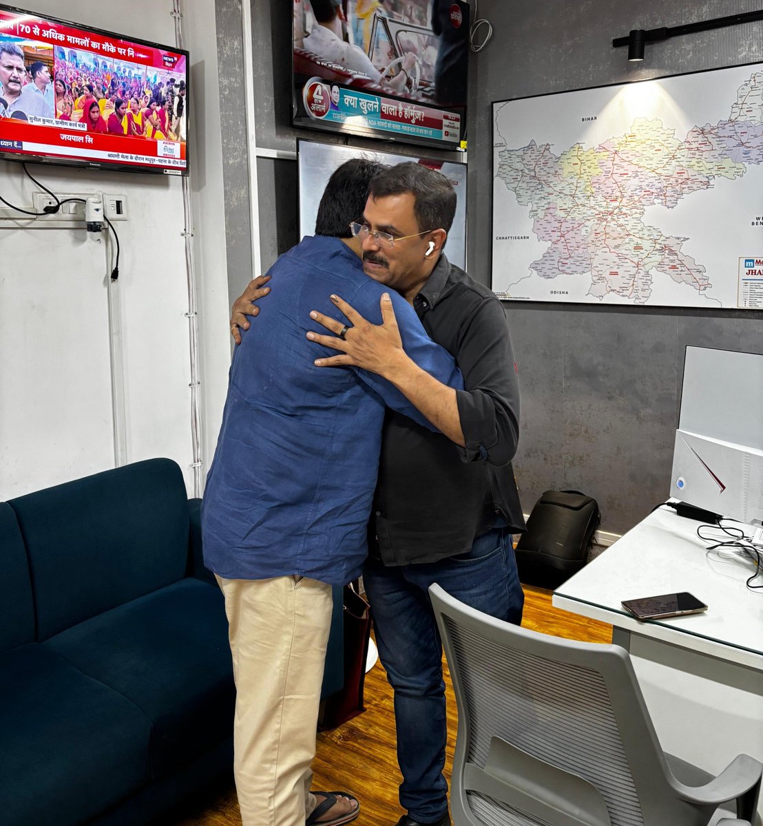 iKumarSaurabh's tweet photo. @ndtvindia के बिहार प्रमुख व मेरे गृह जिले औरंगाबाद के मूल निवासी बड़े भाई @prabhakarjourno जी से बांकीपुर में मेरे नेता प्रशांत किशोर जी के प्रचंड जीत के बाद मुलाकात...

जय बिहार ✊🙏 https://t.co/1eoBiPyxGk