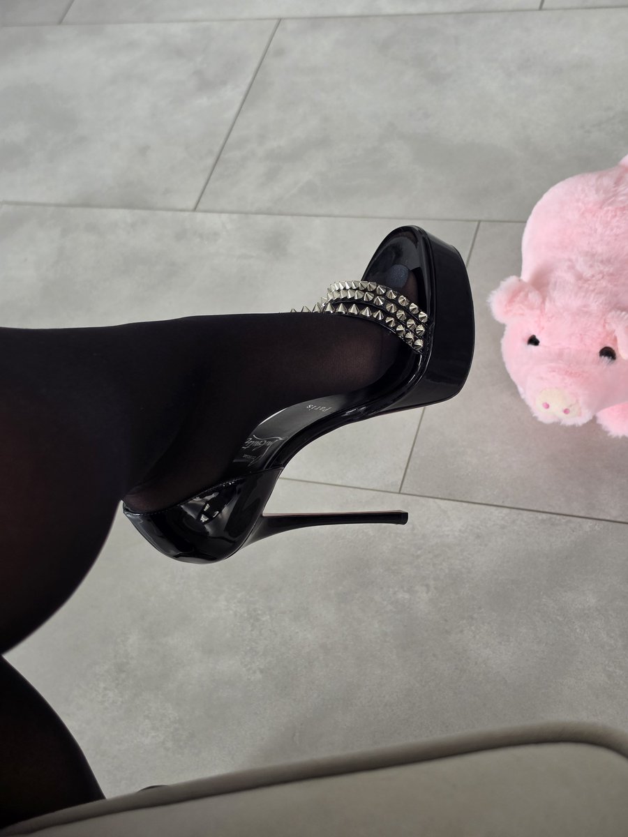PayTDC_'s tweet photo. Drop an emoji if you like My superior nylon feet 🐷 https://t.co/gkMZWbadYa