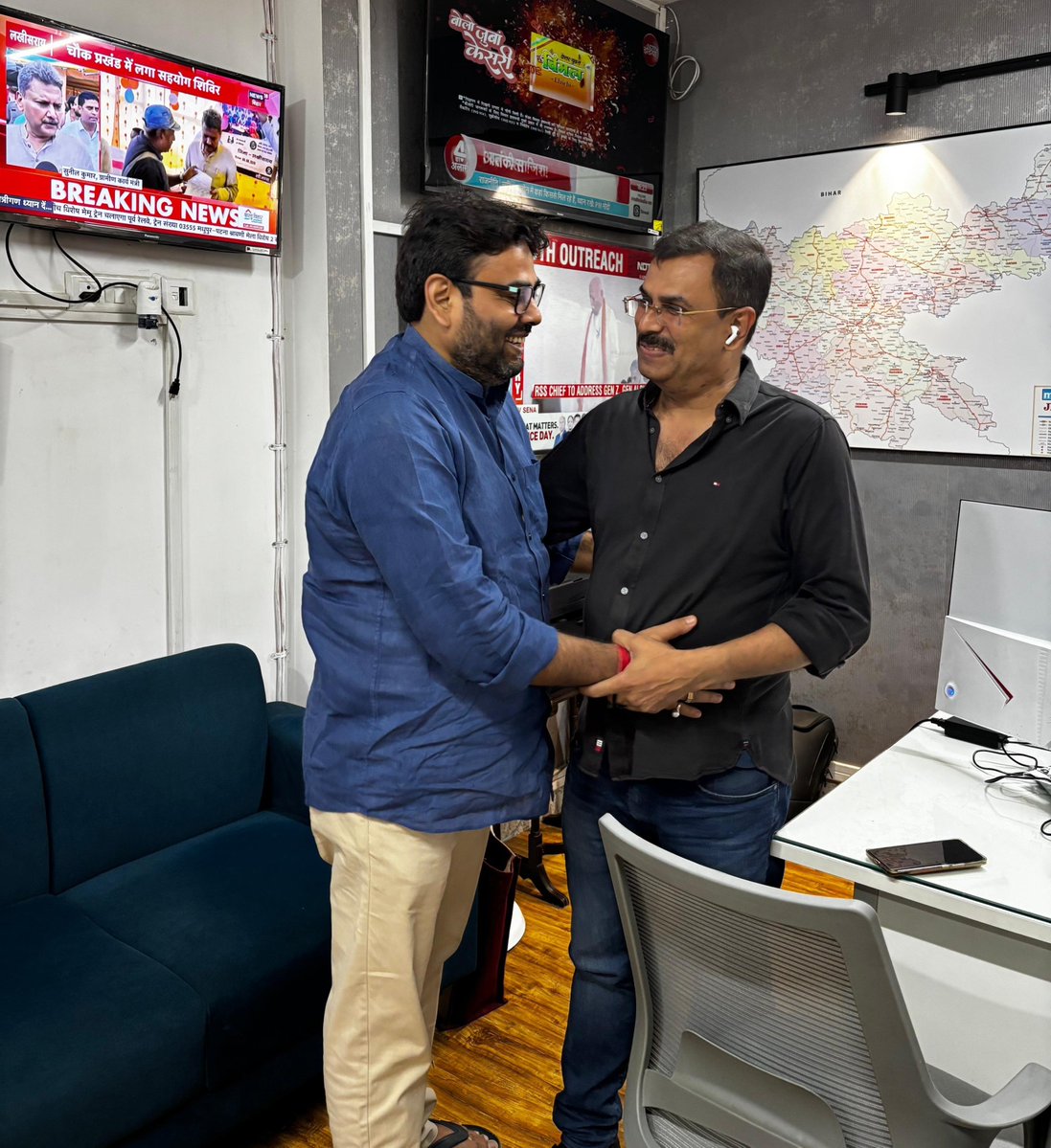 iKumarSaurabh's tweet photo. @ndtvindia के बिहार प्रमुख व मेरे गृह जिले औरंगाबाद के मूल निवासी बड़े भाई @prabhakarjourno जी से बांकीपुर में मेरे नेता प्रशांत किशोर जी के प्रचंड जीत के बाद मुलाकात...

जय बिहार ✊🙏 https://t.co/1eoBiPyxGk