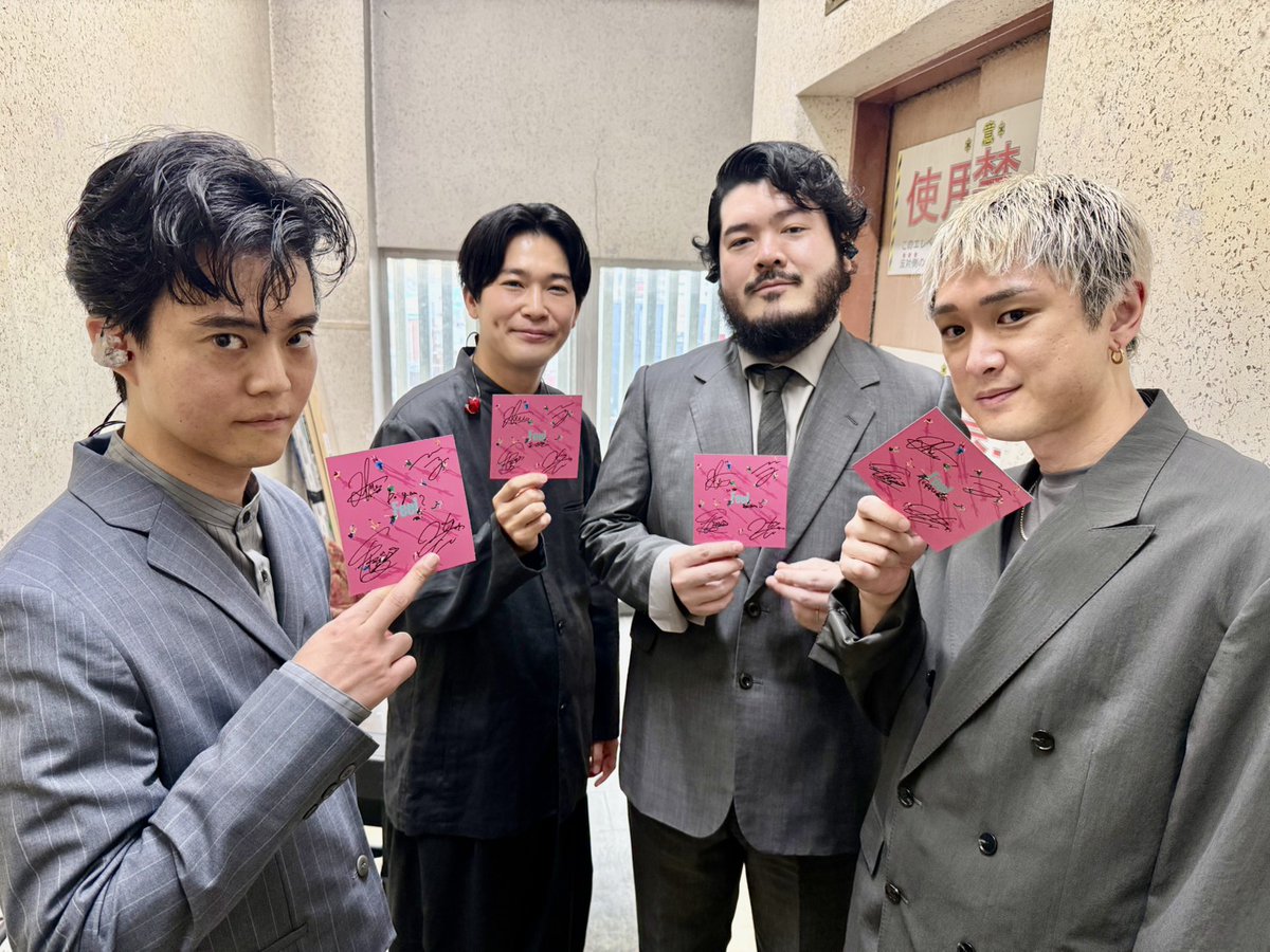 fivenewold's tweet photo. 【 EC SHOP 】

ワーナーミュージック・ストア、リニューアル記念😎
ALBUM「Feel」をご購入頂いた方に
「直筆サイン＆コメント入りアナザージャケット」
プレゼント🎁
数量限定となりますのでお早めに！

📅販売期間
8/7(金)正午12:00～無くなり次第終了

🔗詳細
https://t.co/0KdTnZkbo1

#fivenewold #FiNO_Feel