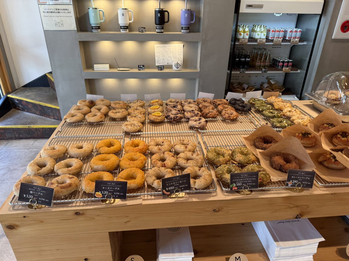bagel1955's tweet photo. 今日は森ノ宮のpalla bagelsへ初訪問して来ました。オープン2年半の新しいお店です。やや小ぶりですが生地がギュッと詰まっていてずっしり重く美味しいベーグルでした。
#bagel #ベーグル https://t.co/vYEKrw9P54