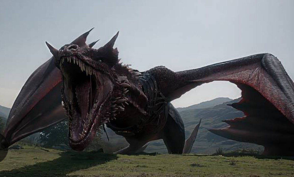 dauntlesseskimo's tweet photo. How did Caraxes battle Sheepstealer without taking a single injury?

 Sheepstealer took on three dragons by itself, severely injuring Syrax and driving off Seasmoke .

 Yet Caraxes suppressed the wild beast without taking any damage. This wasn't because Sheepstealer was weak, but because Caraxes possessed three distinct physical advantages.

First, Caraxes has an unusually long, slender neck and body.  In close combat, his long neck lets him easily bypass an opponent's frontal defense.

Second, Caraxes has unique wing membranes attached directly to his hind legs.  Whether diving into a strike or dodging sideways, Caraxes outmaneuvered Sheepstealer in mid-air with ease.

Third, Caraxes features distinct beard-like spikes around his head.  Combined with his narrow skull, Caraxes could target Sheepstealer's weak points with lethal precision without putting himself at risk.