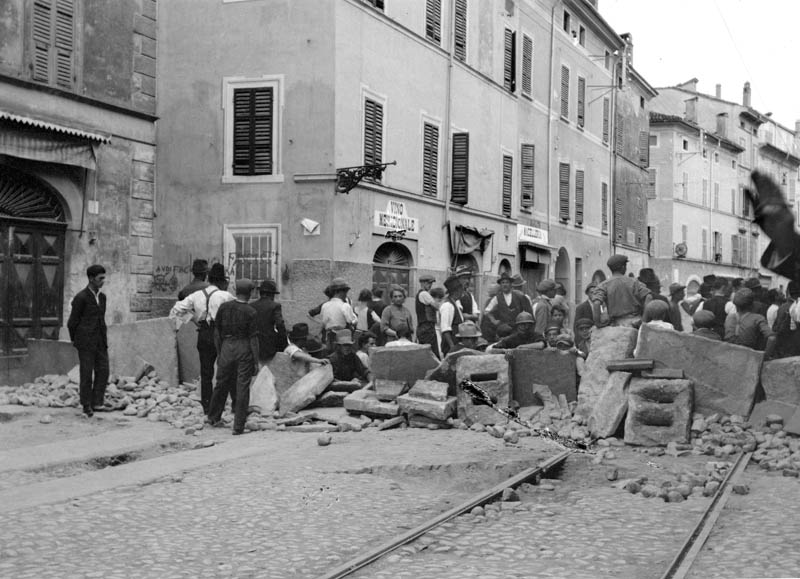 Asiablog_it's tweet photo. #6AGOSTO 1922 🇮🇹

Terminano i Fatti di Parma con la vittoria degli Arditi del Popolo e la cacciata degli squadristi.

I Fatti erano iniziati il 1º agosto con uno sciopero generale a tempo indeterminato contro le violenze fasciste. https://t.co/gKtYIzi71Q