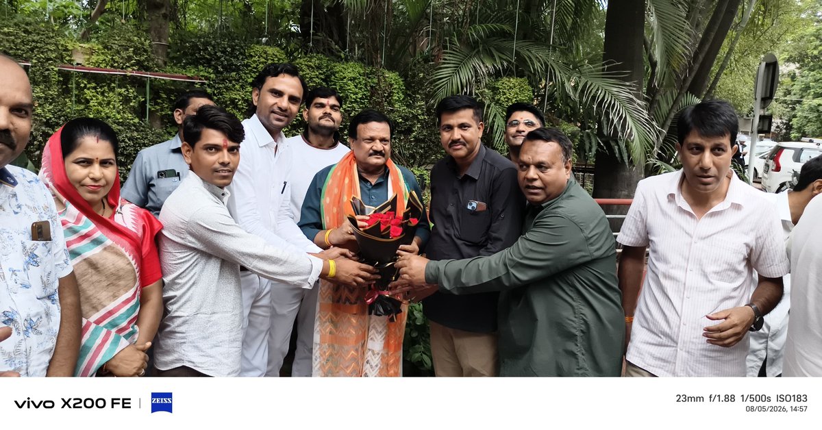 RahulMe65106308's tweet photo. आज बड़े भैया श्री अरविंद मेवाड़ा जी जताखेड़ा को जिला अध्यक्ष पिछड़ा वर्ग नियुक्त होने पर पुर्व कैबिनेट मंत्री आदरणीय भैय्या श्री सज्जन सिंह वर्मा से  वरिष्ठ कांग्रेस नेताओ एवं युवा साथियों के साथ पहुंचकर मुलाकात कर उनका आभार व्यक्त किया..! 
@INCMP @sajjanvermaINC https://t.co/ETcdQIMPUH