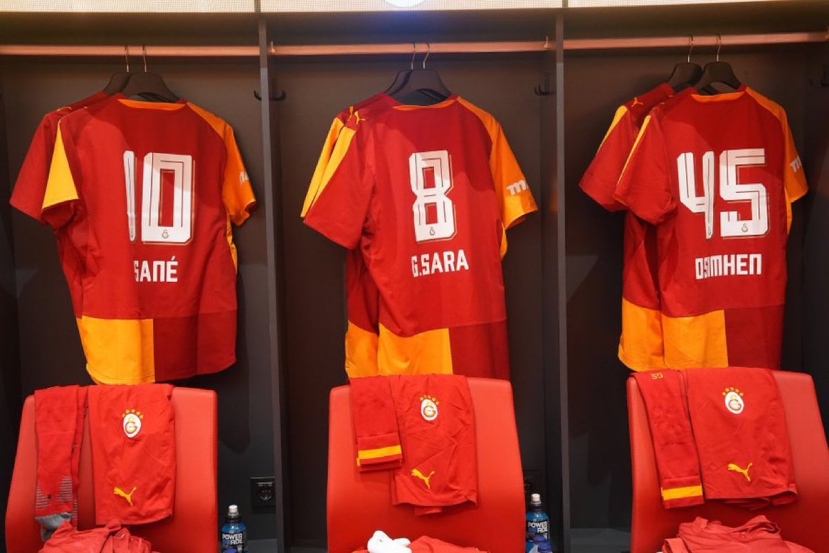 PesindeyizApp's tweet photo. Galatasaray yeni fontunu haftalar önce TFF'ye bildirmiş ve onay almıştı. (Can Bedel) 

Halihazırda TFF sitesinde arial fontun gözükmesinin sebebi TFF kaynaklı bir hata. Galatasaray, yeni sezonda Arial Font kullanmayacak. https://t.co/Yv4IJGJSox