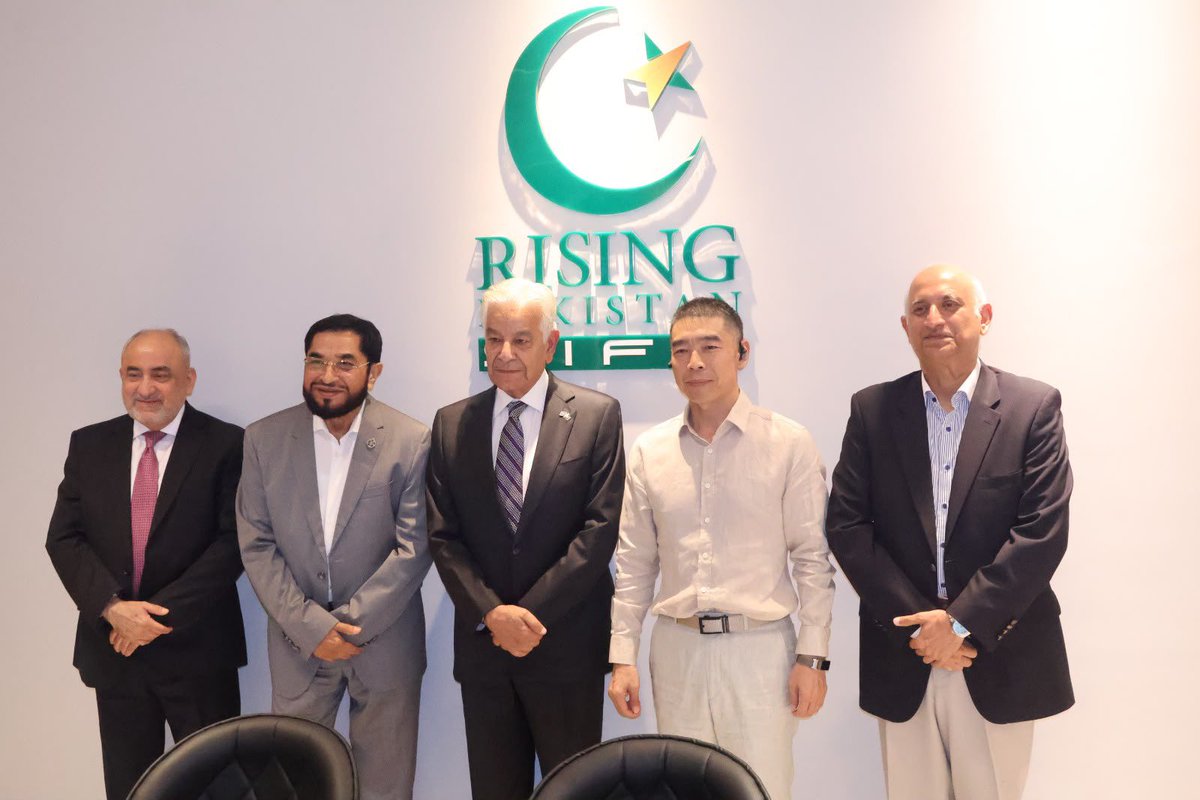 sifcpakistan's tweet photo. SIFC Facilitated Investment Cooperation Agreement between Pakistan & China!

A technical and investment cooperation agreement was signed today at SIFC between Pakistan's Forward Sports and China's Zhongzi Huaxin Group for the joint production of world-class sports footwear in Pakistan.

Forward Sports is Pakistan's leading sports goods manufacturer. In addition to producing high-quality footballs for FIFA World Cup the company also manufactures sports bags, apparel, and lifestyle footwear. 

Zhongzi Huaxin Group is a diversified Chinese investment and asset management group with expertise in industrial development, footwear and apparel parks, and regional economic cooperation.

The signing ceremony organised at SIFC was attended by the Minister for Defence @KhawajaMAsif , Director General SIFC, Chairman of the Pakistan Regional Economic Forum, Chief Executive Officer of Zhongzi Huaxin Group, and Chief Executive Officer of Forward Sports. 

By combining Pakistan's manufacturing excellence with Chinese investment and expertise, this agreement is expected to support technology transfer, industrial development, employment generation, and export diversification, while enabling Pakistan to capture a greater share of the growing global footwear market.