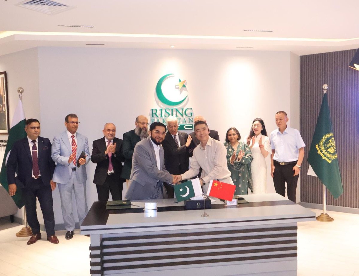 sifcpakistan's tweet photo. SIFC Facilitated Investment Cooperation Agreement between Pakistan & China!

A technical and investment cooperation agreement was signed today at SIFC between Pakistan's Forward Sports and China's Zhongzi Huaxin Group for the joint production of world-class sports footwear in Pakistan.

Forward Sports is Pakistan's leading sports goods manufacturer. In addition to producing high-quality footballs for FIFA World Cup the company also manufactures sports bags, apparel, and lifestyle footwear. 

Zhongzi Huaxin Group is a diversified Chinese investment and asset management group with expertise in industrial development, footwear and apparel parks, and regional economic cooperation.

The signing ceremony organised at SIFC was attended by the Minister for Defence @KhawajaMAsif , Director General SIFC, Chairman of the Pakistan Regional Economic Forum, Chief Executive Officer of Zhongzi Huaxin Group, and Chief Executive Officer of Forward Sports. 

By combining Pakistan's manufacturing excellence with Chinese investment and expertise, this agreement is expected to support technology transfer, industrial development, employment generation, and export diversification, while enabling Pakistan to capture a greater share of the growing global footwear market.