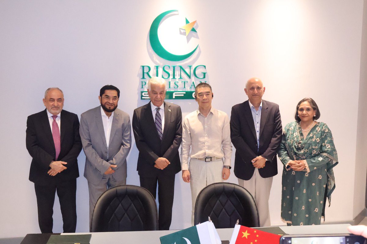 sifcpakistan's tweet photo. SIFC Facilitated Investment Cooperation Agreement between Pakistan & China!

A technical and investment cooperation agreement was signed today at SIFC between Pakistan's Forward Sports and China's Zhongzi Huaxin Group for the joint production of world-class sports footwear in Pakistan.

Forward Sports is Pakistan's leading sports goods manufacturer. In addition to producing high-quality footballs for FIFA World Cup the company also manufactures sports bags, apparel, and lifestyle footwear. 

Zhongzi Huaxin Group is a diversified Chinese investment and asset management group with expertise in industrial development, footwear and apparel parks, and regional economic cooperation.

The signing ceremony organised at SIFC was attended by the Minister for Defence @KhawajaMAsif , Director General SIFC, Chairman of the Pakistan Regional Economic Forum, Chief Executive Officer of Zhongzi Huaxin Group, and Chief Executive Officer of Forward Sports. 

By combining Pakistan's manufacturing excellence with Chinese investment and expertise, this agreement is expected to support technology transfer, industrial development, employment generation, and export diversification, while enabling Pakistan to capture a greater share of the growing global footwear market.