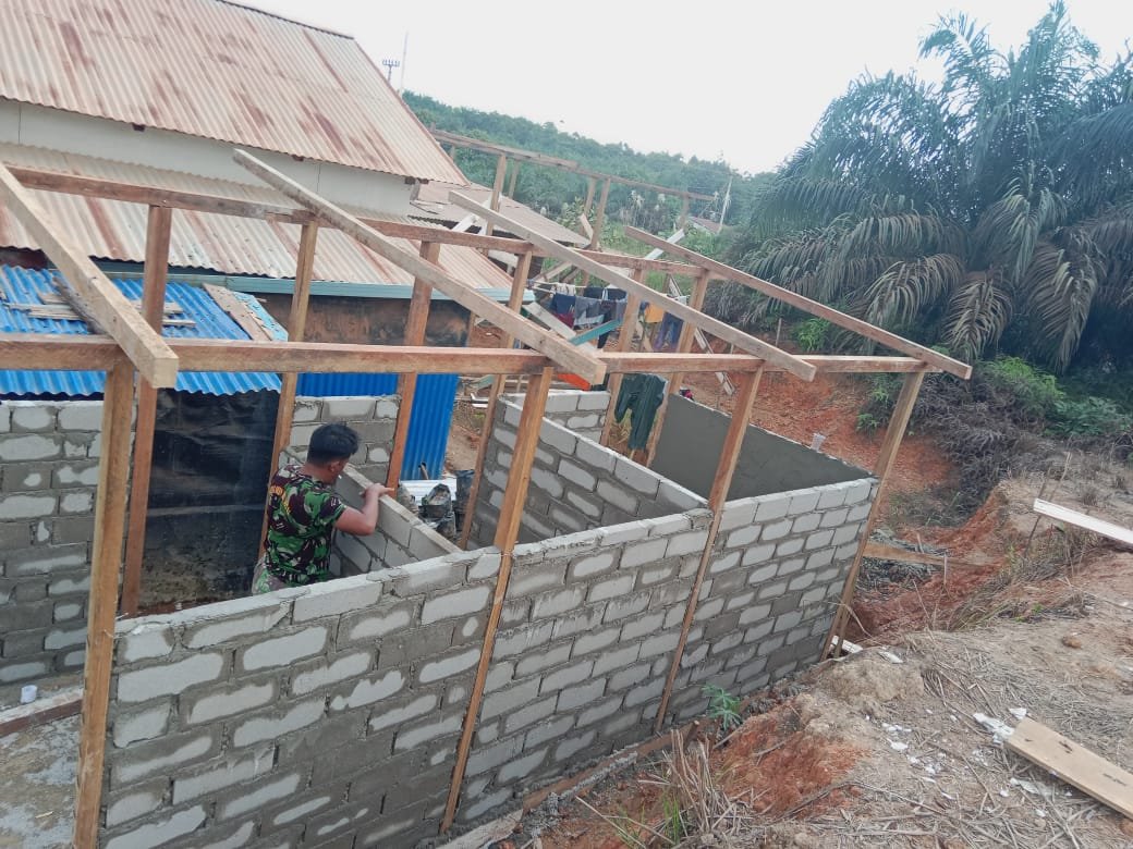 KodimSintang's tweet photo. Kodim 1205/Sintang Perkuat Dukungan Percepatan Pembangunan Daerah Lewat Karya Bakti Skala Besar https://t.co/5QAzfnoBbM