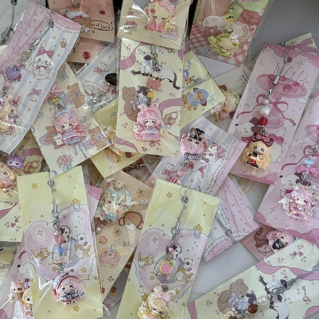 stuffsite's tweet photo. Hi^ sells aku mau open PO strap phone random (china) 10k/each, yang mau send usn nanti aku tag ya

/jblue https://t.co/TbPCdKvgyw