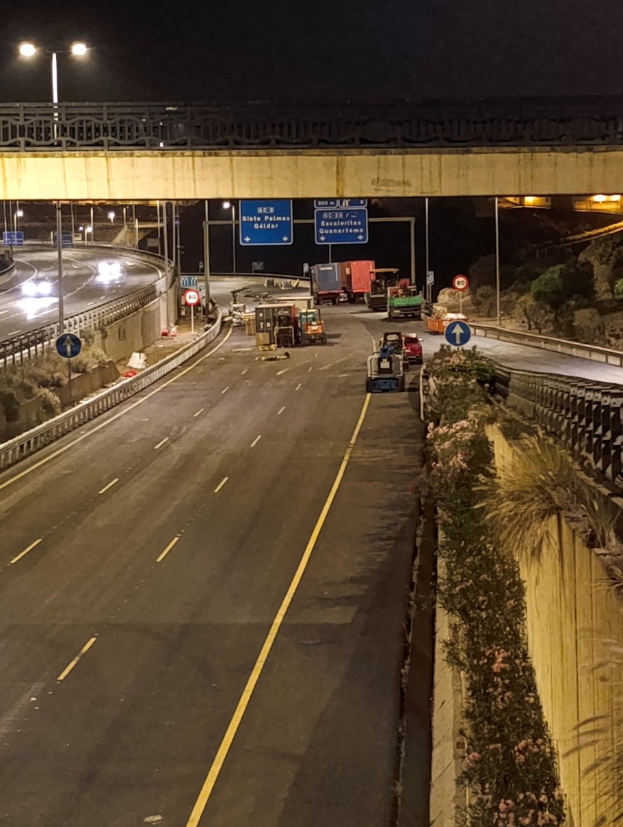 titomartin67's tweet photo. La parte de trabajos nocturnos la pueden eliminar.
Por lo que se ve en el vídeo, tomado esta pasada madrugada, solo están: el servicio de vigilancia y los grillos.
De operarios nada de nada. A ver si la contrata nos está cobrando por algo que no realiza.
Avisen al consejero 🙏🏼 https://t.co/Ko25wLrd59