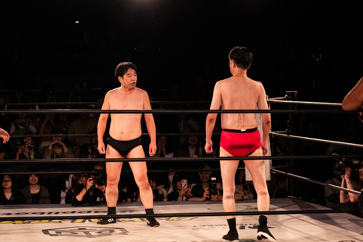 gohngcha's tweet photo. 2026.8.5 DDT 夏休みの思い出2026

お金払って会場来て、レスラーでも何でもないおじさんたちの口喧嘩見せられることある？（最高）🤣
#ddtpro
#今林久弥
#甲田哲也 https://t.co/8xkKmuYjxb