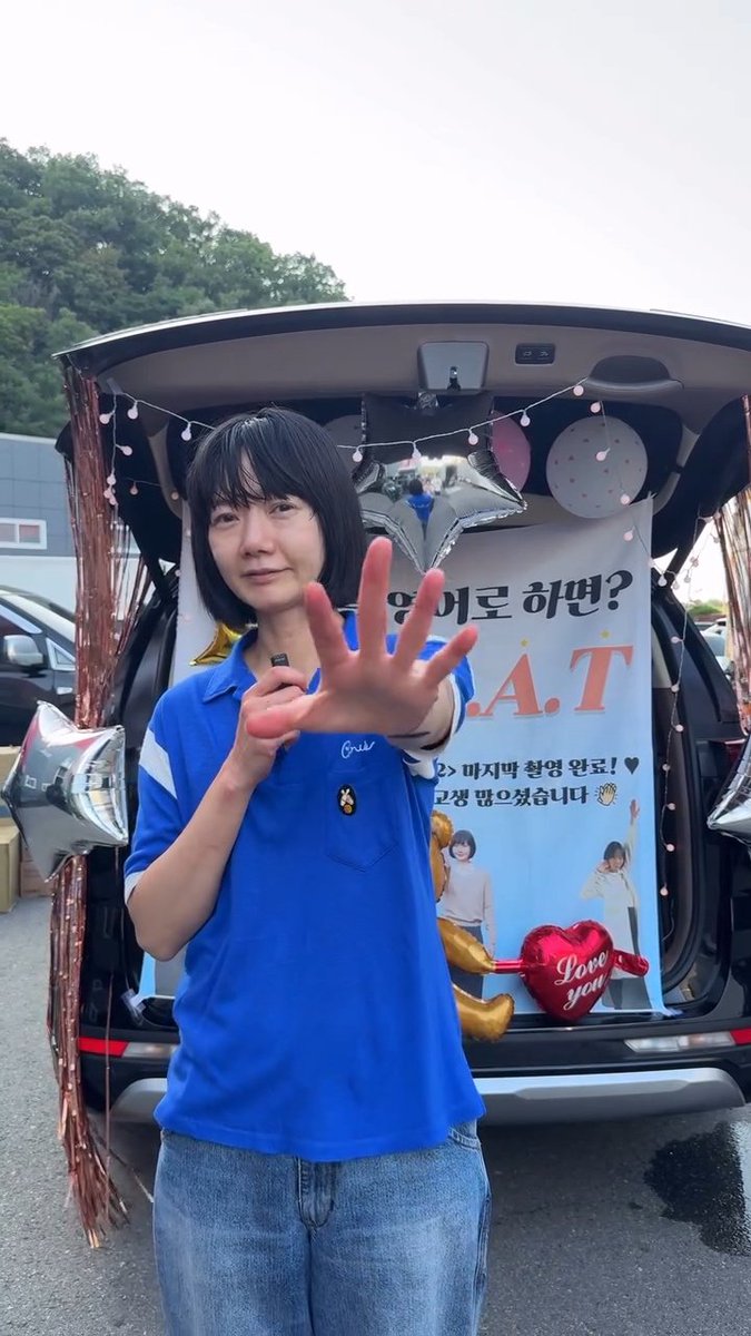 jabchow's tweet photo. 근데 커피차 받은 날이랑 옷이 똑같네
이 언니 또 똑같은 옷만 막 10벌씩 있는지 의심이 되. https://t.co/4XqCkTlPTm
