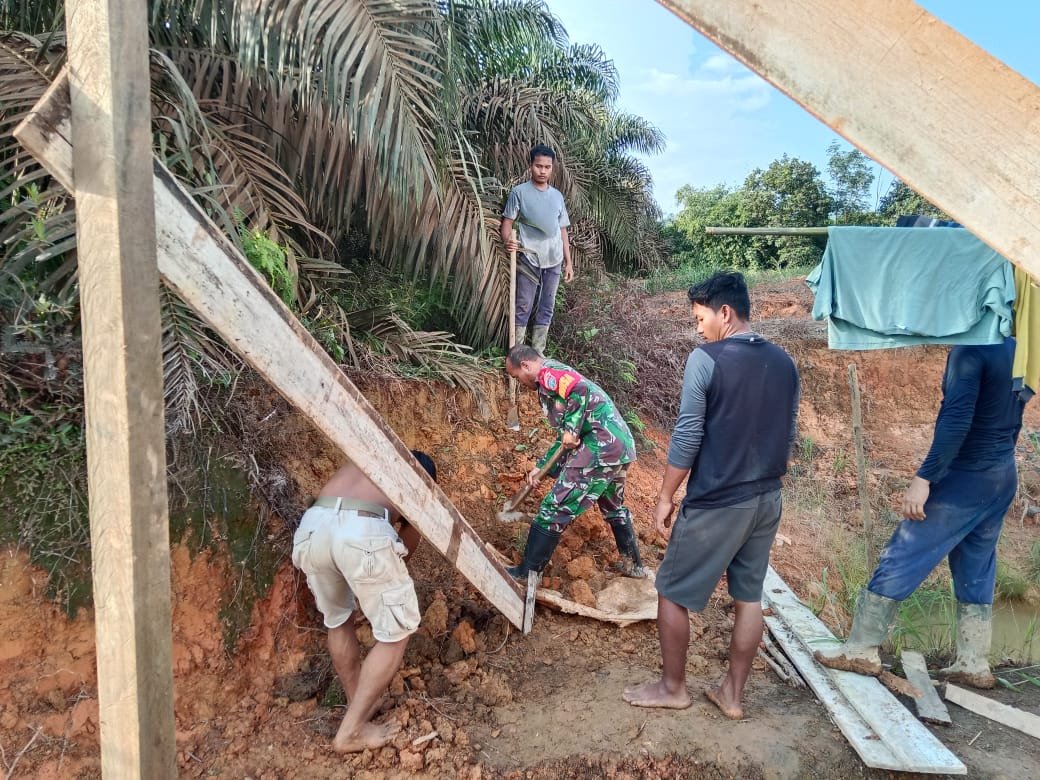 KodimSintang's tweet photo. Bangun Harapan dari Perbatasan, Karya Bakti Kodim 1205/Sintang Terus Hadir untuk Masyarakat Ketungau Hulu https://t.co/k7zbQ2xnKs