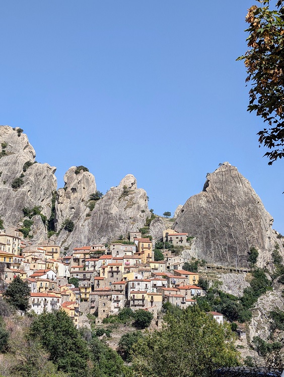 SonoitaliaInfo's tweet photo. #Basilikata: malerisches #Castelmezzano in den #Dolomiti #Lucane👉https://t.co/VhvX8lYzpo @LoveBasilicata @DiDifeo @CiaoNico https://t.co/E8J5VK6xE6