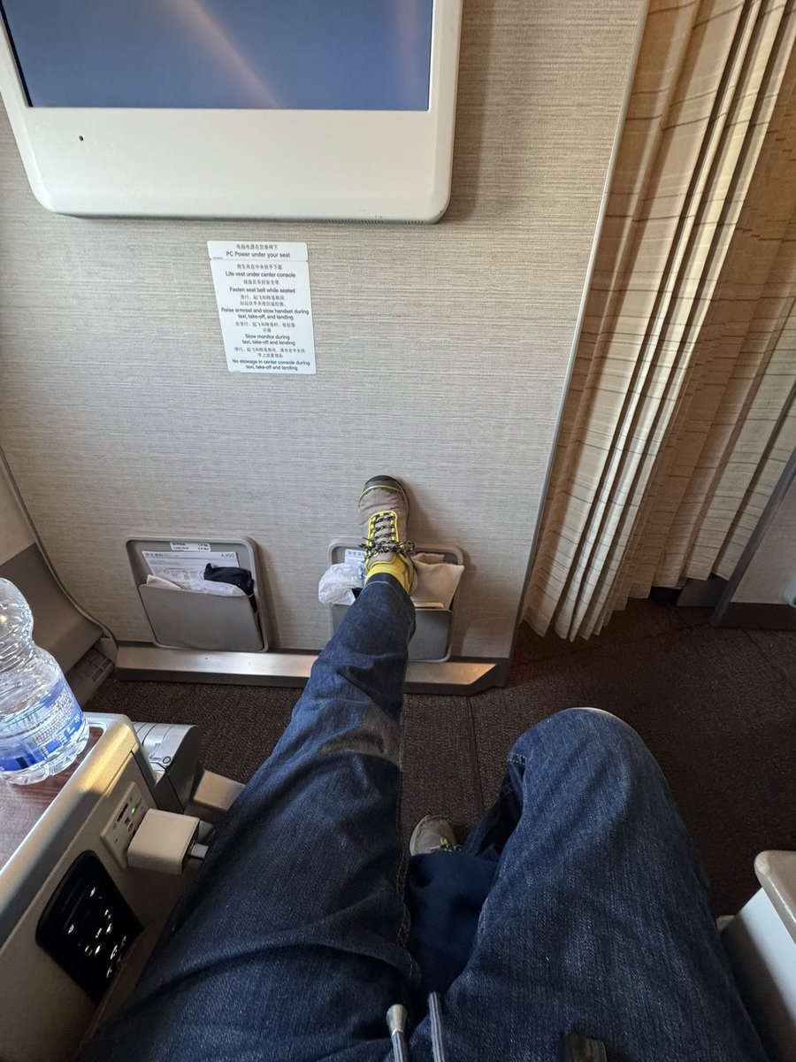 GeekTerry's tweet photo. アップグレード‼️キター

やった‼️ディレイとゲートチェンジの嵐と今まで散々鬼門の中国東方航空から

人生3度目、前二回は3時間ぐらいのフライトだったので今回の13時間は嬉しすぎる。

CAジョーク？で
ファーストクラスはお客様
ビジネスグラスは客
エコノミーは荷物

なんてのも、

今回は人間です https://t.co/yq4WkLPV4v