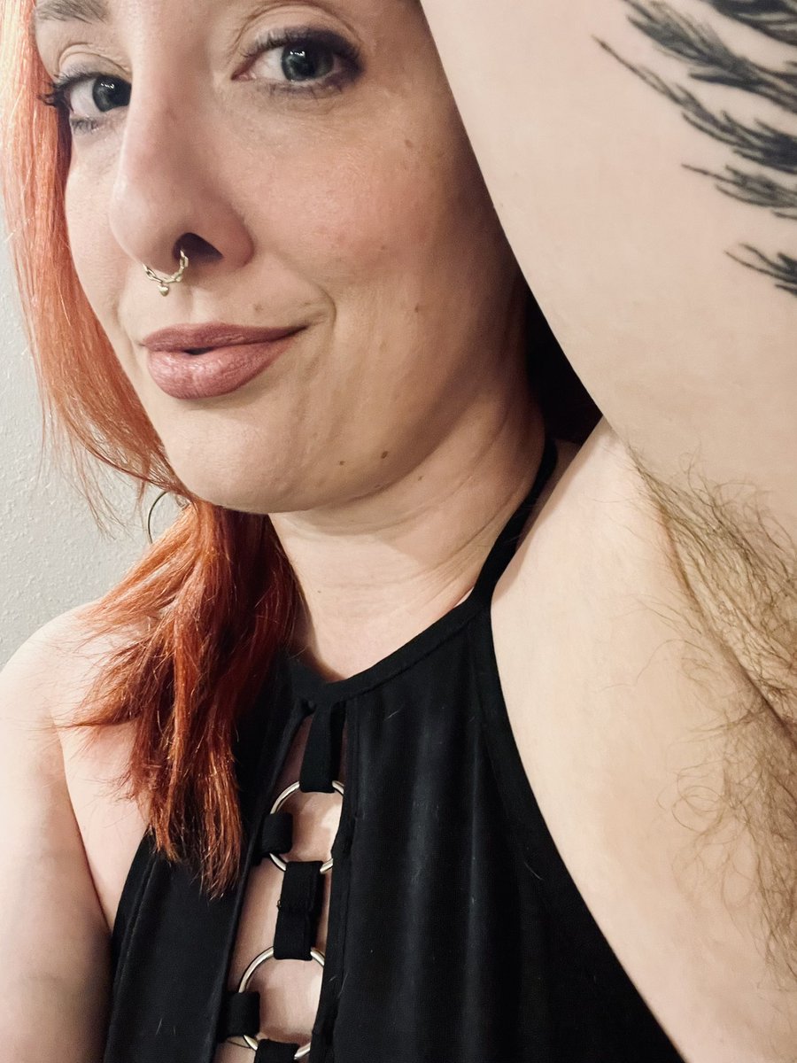 MsMichief's tweet photo. @ApexColonizer @oelma__ Genuinely loving the term booger bangle - thank you for that https://t.co/RXORxK9YoL