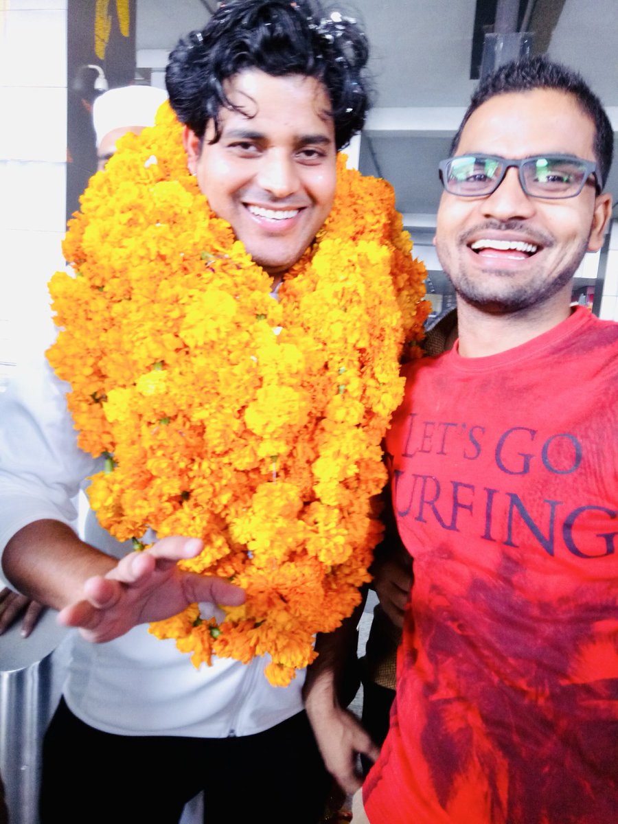 khanitofficial's tweet photo. विश्व प्रसिद्ध उर्दू शायर, राज्यसभा सांसद एवं अल्पसंख्यक विभाग के चेयरमैन जनाब @ShayarImran साहब को सालगिरह-ए-पैदाइश की दिली मुबारकबाद।

आपकी क़लम यूँ ही मोहब्बत, इंसानियत और उम्मीद का पैग़ाम फैलाती रहे, और आपकी आवाज़ हर नेक मक़सद के लिए बुलंद होती रहे।
#ImranPratapgarhiBirthday https://t.co/H36lQwUjeX