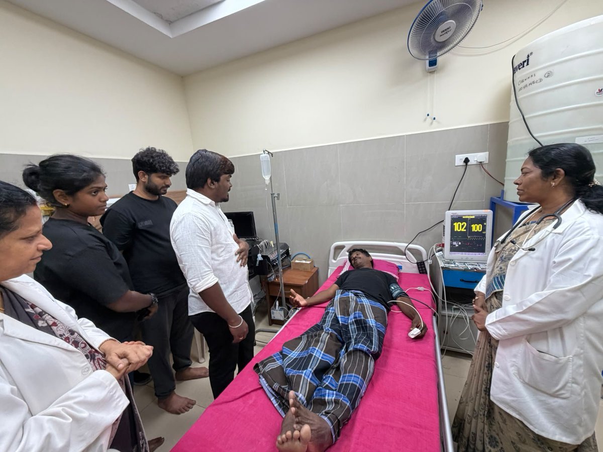 AutoRajeshlms's tweet photo. நீட் தேர்வை ரத்து செய்யக்கோரி  6 நாட்களாக தொடர் உண்ணாவிரதப் போராட்டத்தில் ஈடுபட்டு வந்த திரு.ரவி அவர்கள்

உடல்நலக் குறைவால் KMC அரசு மருத்துவமனையில் அனுமதிக்கப்பட்டுள்ளர்

அவரை நேரில் சந்தித்து ஆறுதல் கூறிய தமிழ்நாடு பாட நூல் தலைவர் 
@LoyolaMani அவர்கள் 💙 https://t.co/uECsDr7GV7
