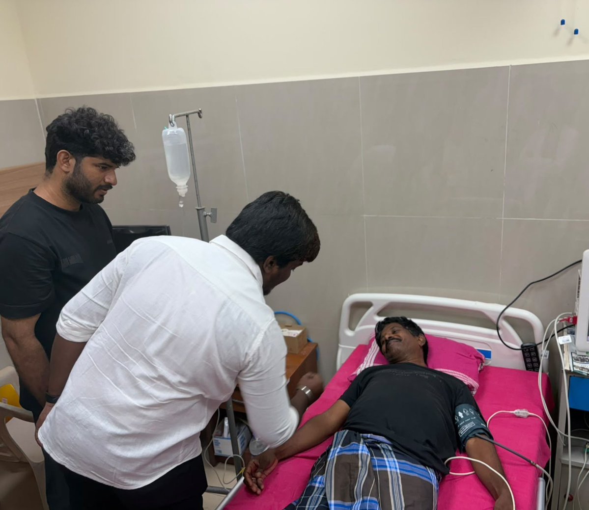 AutoRajeshlms's tweet photo. நீட் தேர்வை ரத்து செய்யக்கோரி  6 நாட்களாக தொடர் உண்ணாவிரதப் போராட்டத்தில் ஈடுபட்டு வந்த திரு.ரவி அவர்கள்

உடல்நலக் குறைவால் KMC அரசு மருத்துவமனையில் அனுமதிக்கப்பட்டுள்ளர்

அவரை நேரில் சந்தித்து ஆறுதல் கூறிய தமிழ்நாடு பாட நூல் தலைவர் 
@LoyolaMani அவர்கள் 💙 https://t.co/uECsDr7GV7