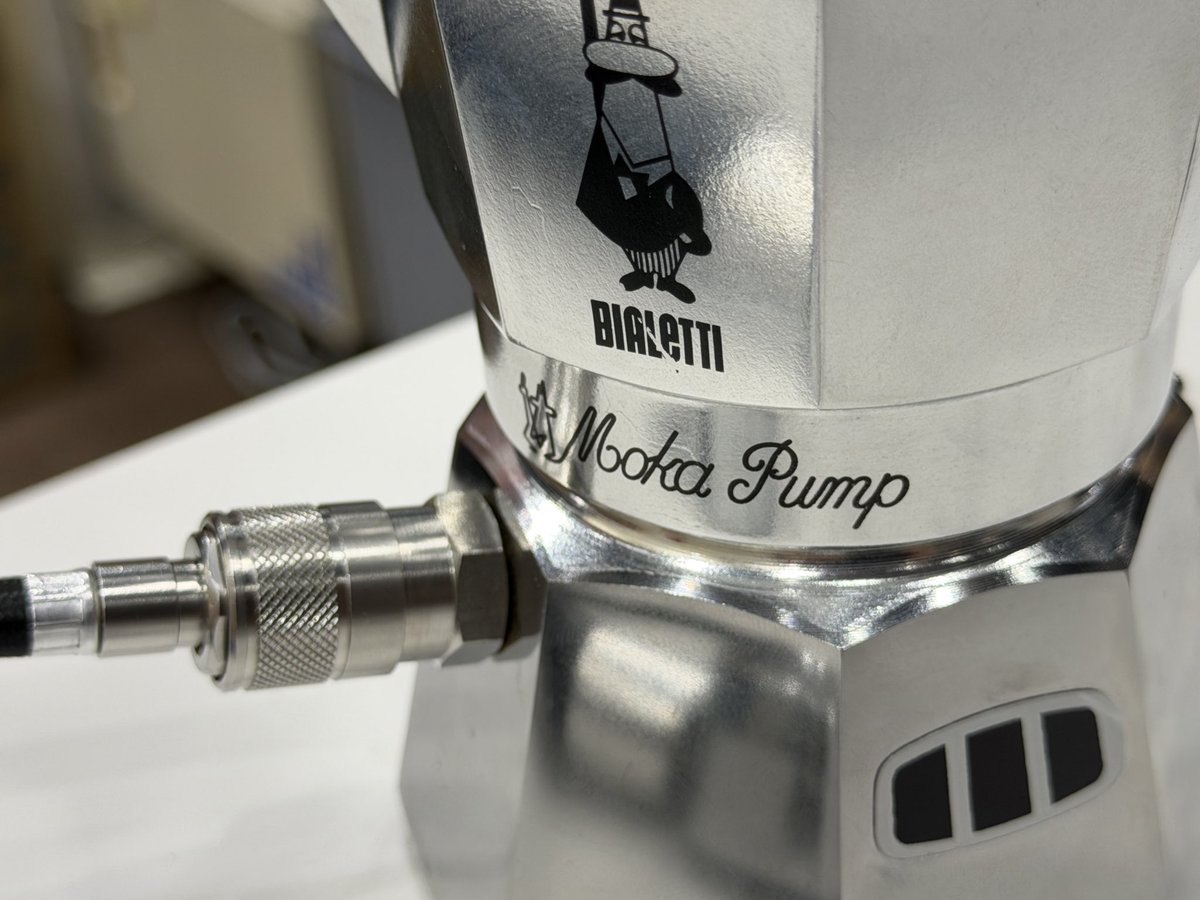 coffeesamuraijp's tweet photo. カフェレスショーにて！
ビアレッティの新作、PUMPのサンプル機を体験！
来年にかけてビアレッティがまた色々と仕掛けてきそう^_^大興奮！
#bialetti #ビアレッティ #マキネッタ #mokapot https://t.co/WTldL12xER