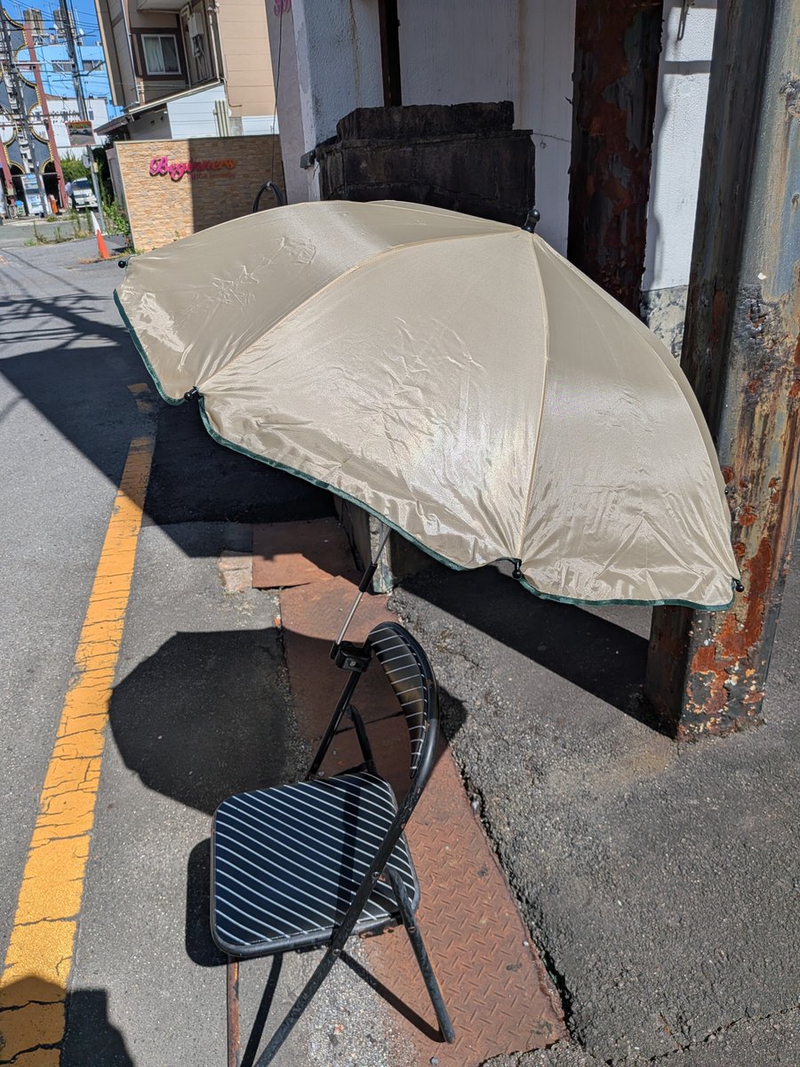 omorasimo's tweet photo. 店頭に立つ時、この季節、暑いやん

パラソルって記載されてたから買ったらコレ https://t.co/kPfjHKyIz5