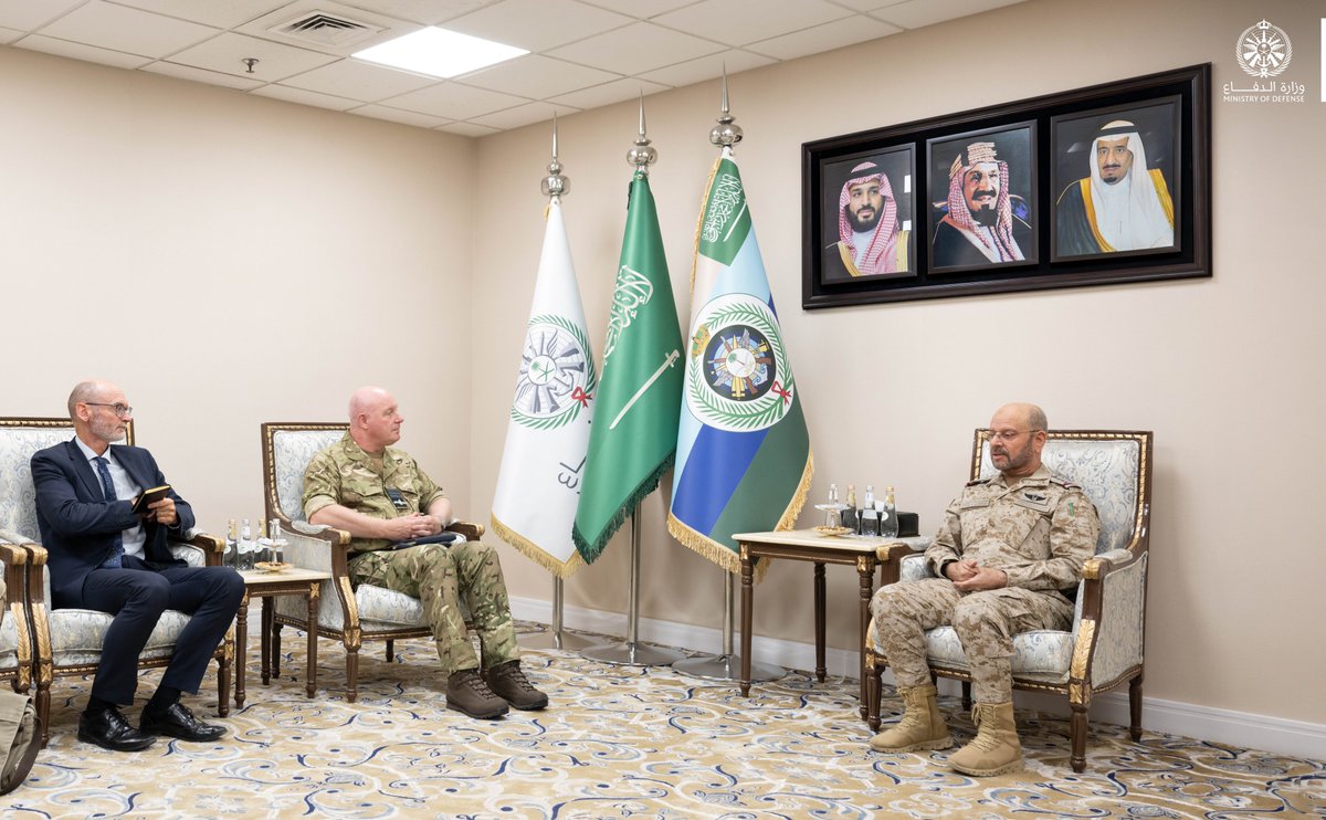 modgovksa's tweet photo. معالي رئيس هيئة الأركان العامة الفريق الأول الركن فياض الرويلي يلتقي معالي رئيس أركان القوات الجوية الملكية البريطانية الفريق الطيار الركن هارف سميث.
وجرى خلال اللقاء بحث العلاقات الثنائية وآفاق التعاون والتنسيق المشترك بين البلدين في المجال الدفاعي.

#وزارة_الدفاع https://t.co/3ZbGF2U64c