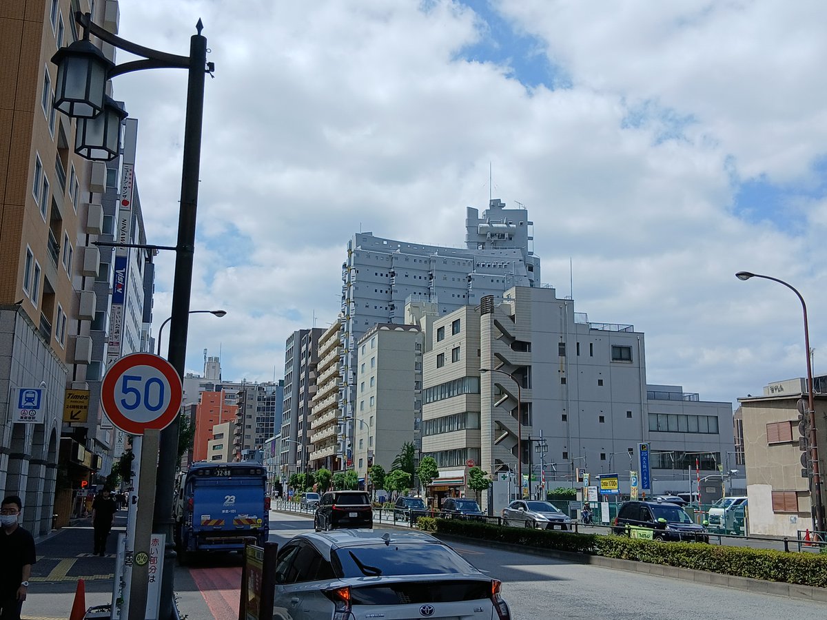 YujiHasemi's tweet photo. 建て替えの話もあった渡辺洋治・軍艦マンション。外壁は、一時、緑に塗られていたが、白に塗り直され、往時の趣に近づいている。 https://t.co/yP0hMvpm0c