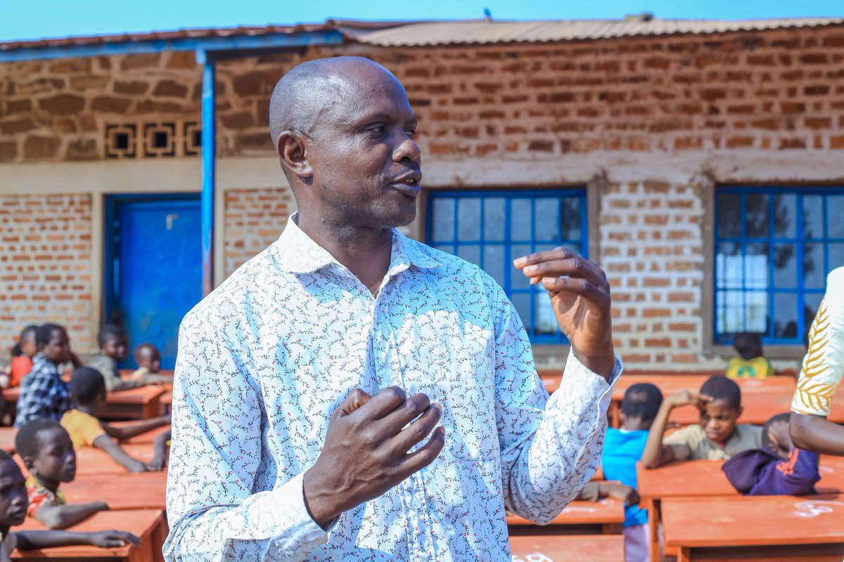 USADBurund's tweet photo. @burungaProvince @BurundiGov Les responsables de l'éducation et les directions des deux écoles ont salué ce don, estimant qu'il améliorera les conditions d'apprentissage. Ils ont toutefois signalé le manque de latrines, de manuels scolaires et de salles de classe.
#Burundi
#Solidarité
#Diaspora https://t.co/DTTDLM3Dh4