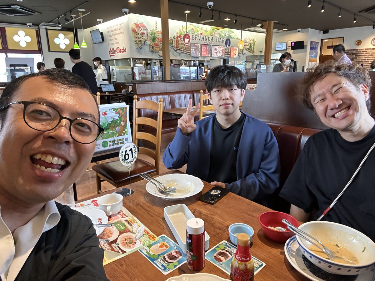 joymanjoyman's tweet photo. パチンコ営業の昼休憩。スロットで大勝を収めたという地元の大学生の入江くん（今日から夏休み）とジョリーパスタで頂きました  脇の下！ https://t.co/58LQRvbunR