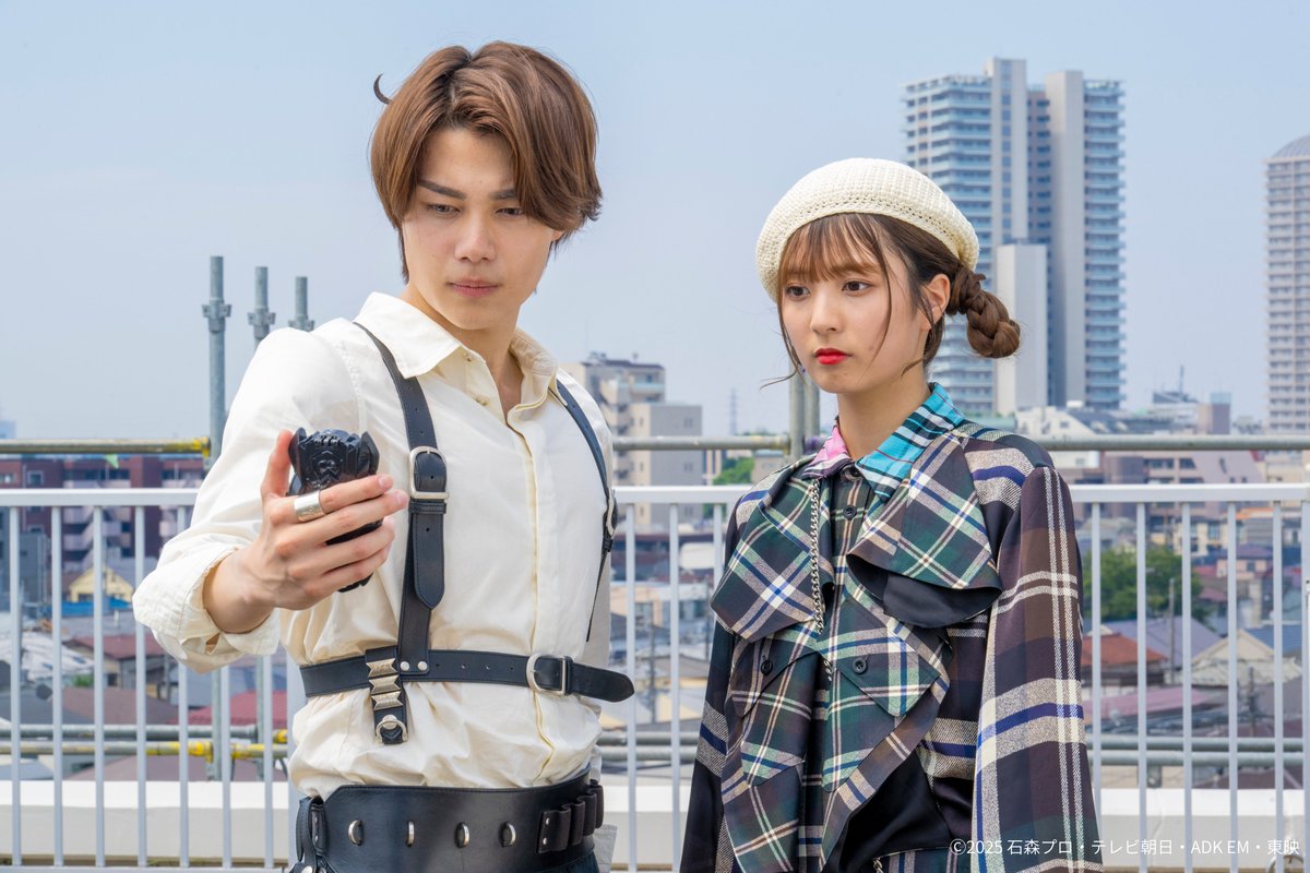 Kamenrider_FS's tweet photo. ◤◢◤◢◤◢◤◢◤◢◤◢◤◢

#仮面ライダーゼッツ ファイナルステージ
#ゼッツFS 開催まで…あと26日‼️

⚠️ミッション⚠️
“9月26日(土)の初回 大阪公演まで
ゼッツを全話振り返れ――”
ただいまゼッツの全話振り返り企画実施中💤

◤◢◤◢◤◢◤◢◤◢◤◢◤◢

Case25「始める」

莫「ただの夢じゃない。あれは……予知夢だ」

病院のベッドで目覚めた莫は、これまでの体験がすべて夢だったことを悟る。
しかし、夢であるなら、なぜゼッツドライバーとカプセムがここに…？
混乱しつつも眠りについた莫は、夢の中でねむと再会。
すべての体験は単なる悪夢だったのか、それとも！？

🎫会場チケット一般発売中！FSの情報は公式HPをcheck💫
https://t.co/7jTEIoy9VD