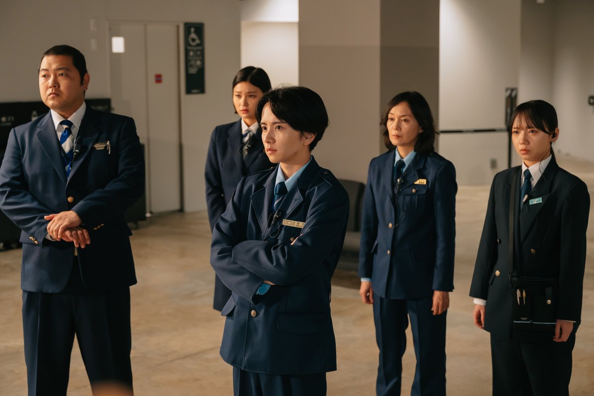 daikuukou__ex's tweet photo. 場面写真公開📸
✈︎∽∽∽∽∽∽∽∽∽∽∽∽✈

『#大空港 〜GATE24〜』
第3話は今日よる9時〜放送

GATE24 vs 危険動物
検疫対象のウサギが脱走しパニックに🐇

動物検疫であるのぞみ(#齊藤京子)
を中心にみんなで空港を大捜索⁉️
ぜひご覧ください👀

1、2話もTverで無料配信中✈️
🔗https://t.co/dkuviQtsv6