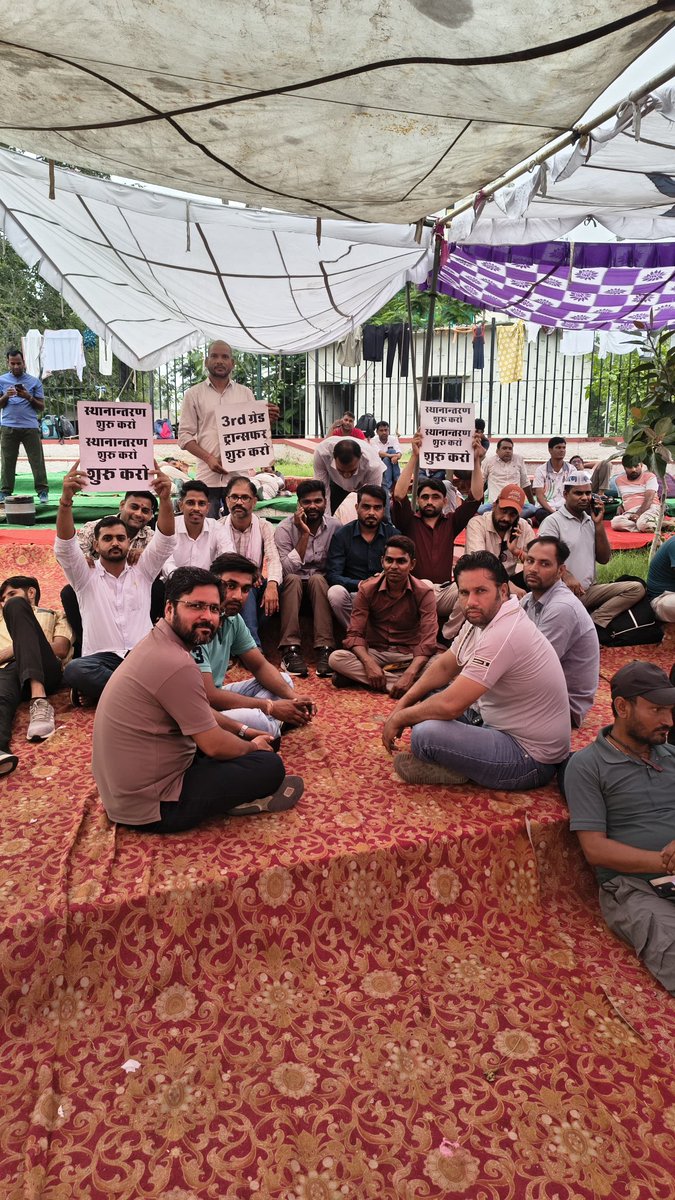 PawansutMeena1's tweet photo. सालों से घर से दूर बैठे तृतीय श्रेणी शिक्षक साथी ट्रांसफर की राह देख रहे हैं। 
इसी राह को लेकर आज जयपुर में 10000 शिक्षक साथी आंदोलन कर रहे हैं। संवेदनशील सरकार को संज्ञान लेना चाहिए।🙏
#शहीद_स्मारक_जयपुर
#तृतीय_श्रेणी_ट्रांसफर_महाआंदोलन
@BhajanlalBjp
@madandilawar @RajCMO https://t.co/HywWkSVR6c