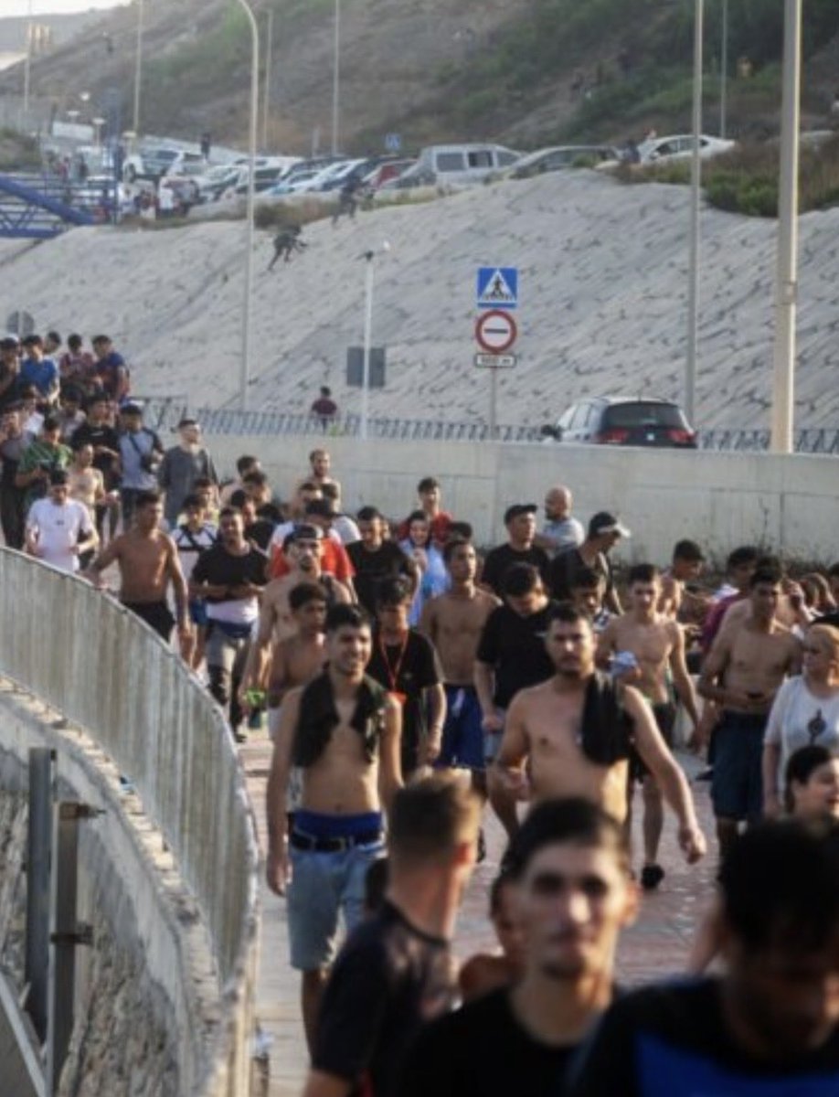 contrastado's tweet photo. Marroquíes de la invasión a Ceuta que se quedaron en la ciudad, han violado al menos a 10 niñas marroquíes de 14 años y más mayores que también entraron en el asalto.
Llevadas al hospital por la policía, en la exploración forense presentaban lesiones en los genitales
…Salvajes!! https://t.co/pBhoVETHqf