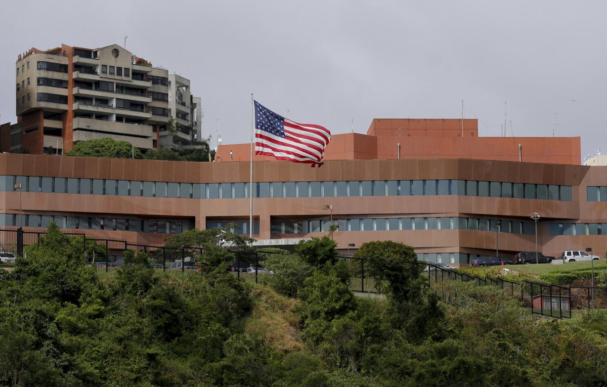 teleSURtv's tweet photo. 🚨 EE.UU. cierra cinco misiones diplomáticas en África, Asia y el Caribe. La Administración Trump notificó al Congreso el cierre de su embajada en Granada y consulados en Japón, Indonesia, Canadá y Camerún. La medida busca ahorrar 4,4 millones de dólares anuales, mientras Washington reabre sedes en Venezuela, Siria y Libia. 

#teleSUR #EEUU #Venezuela #Siria #Libia