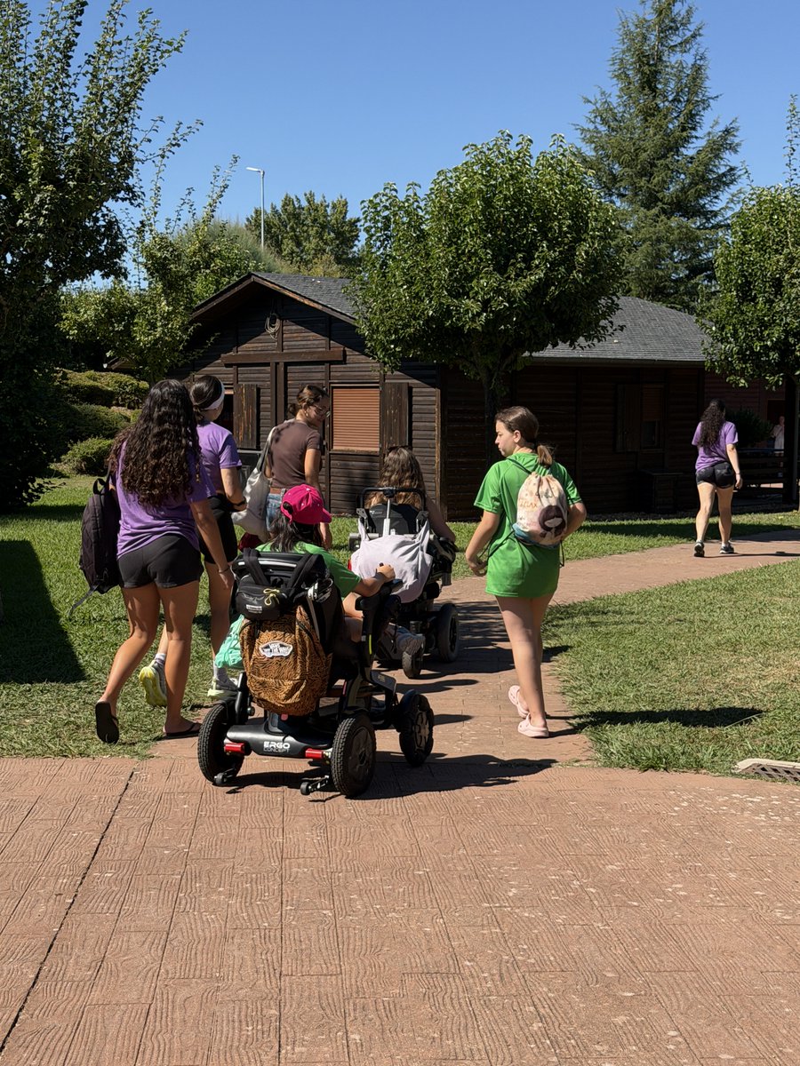 Aspaym_CyL's tweet photo. 120 niños, niñas y adolescentes con y sin discapacidad ya disfrutan de la XXIX edición del #CampamentoASPAYM en El Bosque de los Sueños. Doce días de convivencia, autonomía y diversión, con novedades como un Cluedo por Cubillos del Sil y la observación del eclipse total de sol. https://t.co/E26KlGmJF6