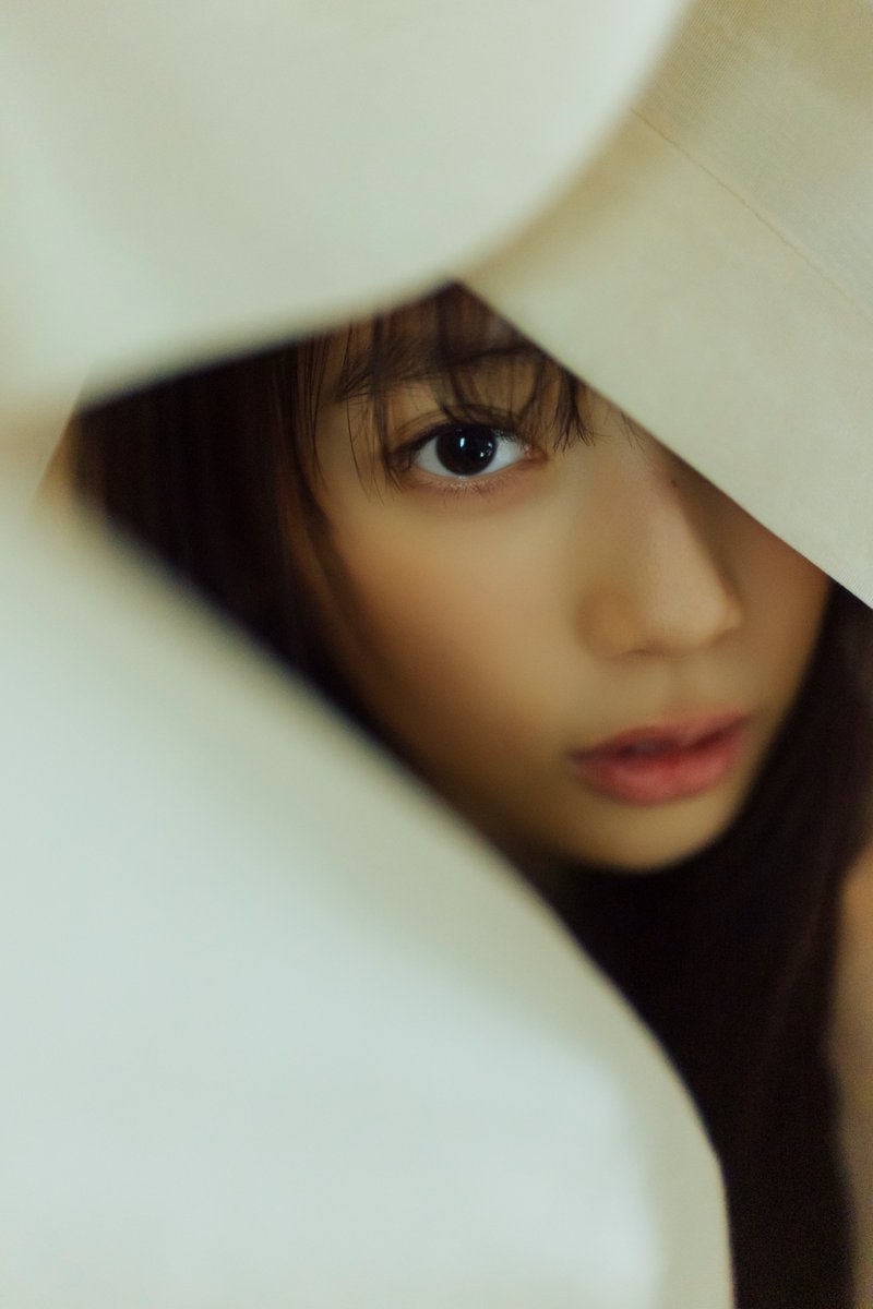 BLTTV's tweet photo. ◤💐#BLT 9月号発売中!!💐 ◢
⚪️𝑺𝒑𝒆𝒄𝒊𝒂𝒍 𝒐𝒕𝒉𝒆𝒓 𝒄𝒖𝒕⚪️
#乃木坂46
#矢田萌華 さん

テーマが「内緒」ということで
ちょっと隠れてみたり……👀
瞳が綺麗すぎて
隠れているはずなのに吸い込まれる〜😳✨

⬇️ポストカード付きご予約はこちらから❣️
https://t.co/KhHA8sn76J

#乃木坂46_是非に及ばず