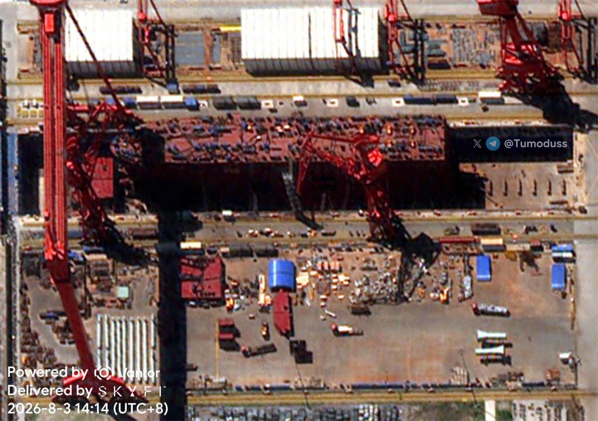 Tumoduss's tweet photo. @Mack8miltech If you mean the large vessel in another dock at Hudong-Zhonghua Shipbuilding, its type remains uncertain. Maybe someone can identify its class.
Compared in the same satellite image, it's similar in length to a Type 071 LPD. https://t.co/lqO6zqOLHf