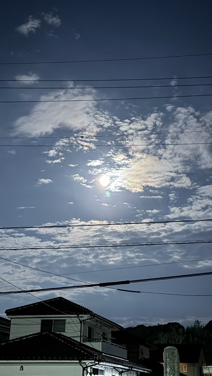 kyorenji1592's tweet photo. 1945年3月から8月にかけて、岩国大規模空襲よって、千数百名の尊い命が奪われました。8月14日には700トンの爆弾攻撃により、700名近くの犠牲者がでました。

前住職は「原爆が落とされた際、大きな揺れがした。皆焦っていた中、視界がピンク色の光に覆われ、何も見えなかった」と話してくれます。合掌 https://t.co/nkMb0jhs3p