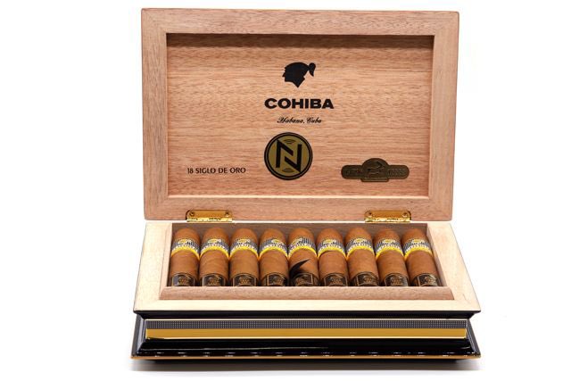 CubanCigar_jp's tweet photo. 【コイーバ　シグロ デ オロ（イヤー オブ ラビット）※キャンセル不可商品】
https://t.co/ppToVCVOGe

イヤーオブラビットは、その名のとおり「うさぎ年」を記念して、またコイーバで最も成功したものの一つであるシグロシリーズの30周年を記念して製造されました。　

#葉巻 #シガー #コイーバ https://t.co/eYDDFsEqhX