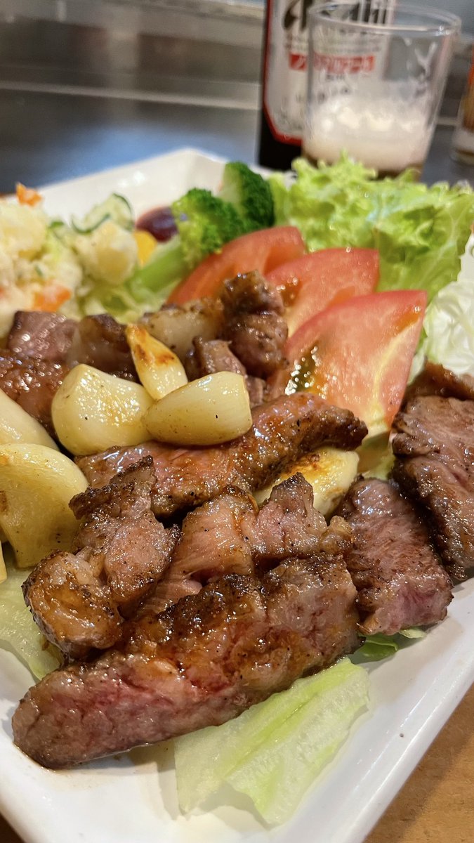 puri_mako's tweet photo. 残業のわたしと
残業のだんなで
残業帰りにまんなおし🍴

うなぎは食べてないけど
4,500円だって🫪

アナゴ食べたけど
こんな小さくて1,760円

まぁ安くは無いけど
美���しさと雰囲気で
💮🙆💯✨️ https://t.co/6cWM4f1MoY