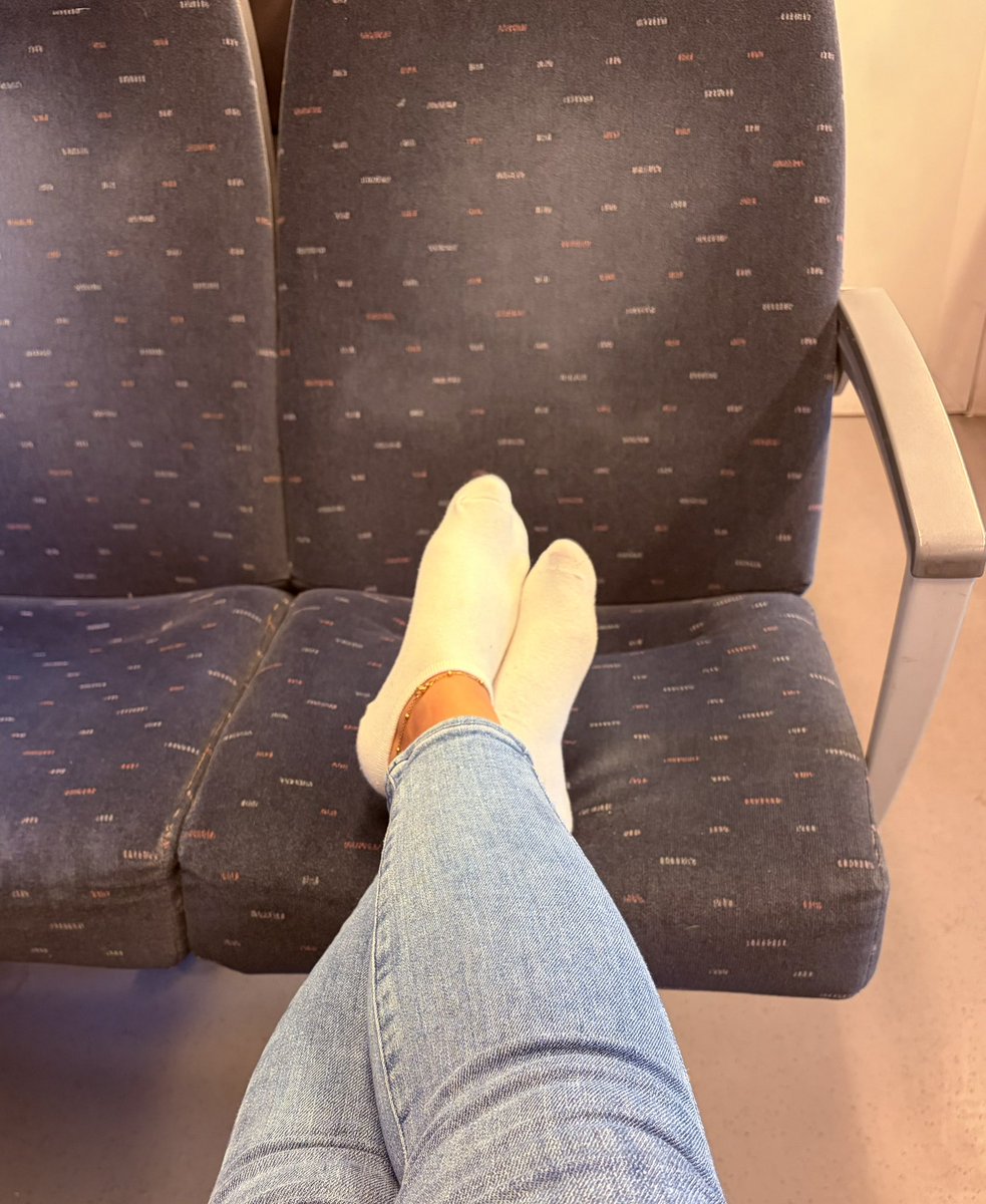 GoddessAlexia35's tweet photo. Pas encore eu mon café ce matin, et mon humeur en dépend. ☕
Lequel d'entre vous paye ma boisson avant que je ne perde patience, sale chien ?🐶 

#sockfetish #socksfeet #findom⁠ ⁠#paypig⁠ ⁠#findomme #dominatrice #soumission https://t.co/kE5YRViDEV